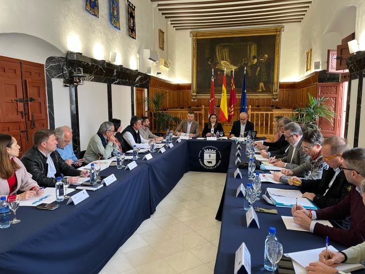 Imagen de la consejera Sara Rubira junto al alcalde de Caravaca de la Cruz y el resto de miembros que componen la Mesa del Secano en la reunión celebrada este lunes. 