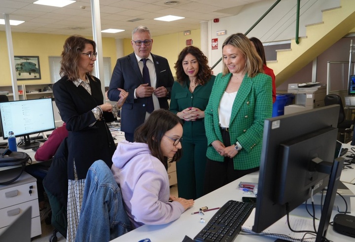 La consejera Conchita Ruiz, (1ª dcha), la DG de Mujer (2ª dcha), el presidente de SAES, y la directora de Personas y Cultura de SAES, junto a una de las ingenieras de la compañía