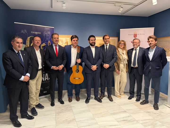 El consejero de Presidencia, Portavocía, Acción Exterior y Emergencias, Marcos Ortuño, junto con el alcalde de La Unión y presidente de la Fundación Cante de las Minas, Joaquín Zapata, y representantes de la Casa de Murcia en Barcelona, el promotor y asistentes a la presentación de la gala.