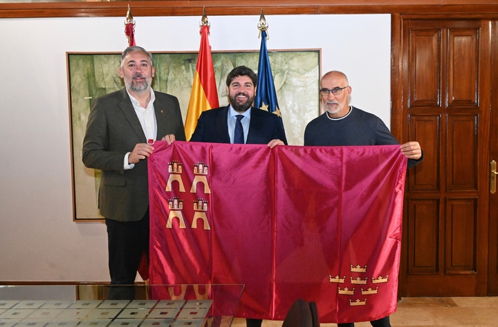 López Miras recibe en el Palacio de San Esteban a Francisco Mira 'Quitín', explorador santomerano que participará en la expedición 'Mar de Hielo 2025' por el Ártico canadiense (2)