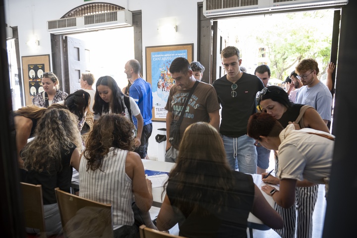 Jóvenes participantes de T-sigo, un programa de orientación del SEF para menores de 24 años