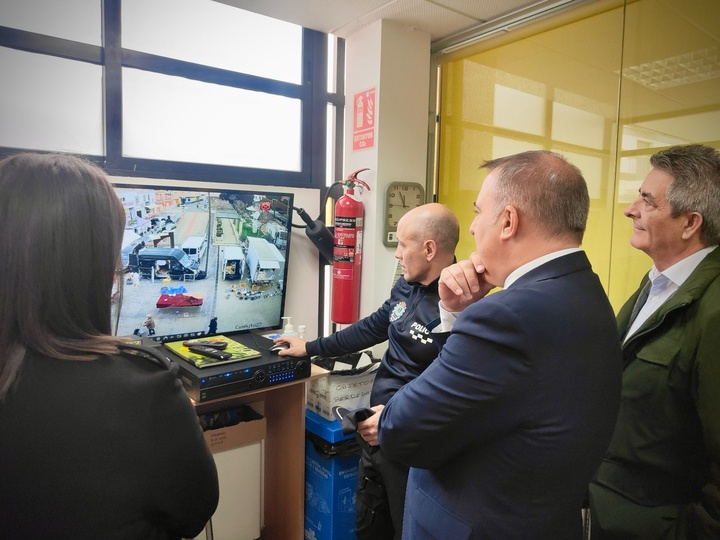 Visita del director general de Administración Local, Francisco Abril, a las instalaciones de la Policía Local de Ceutí.