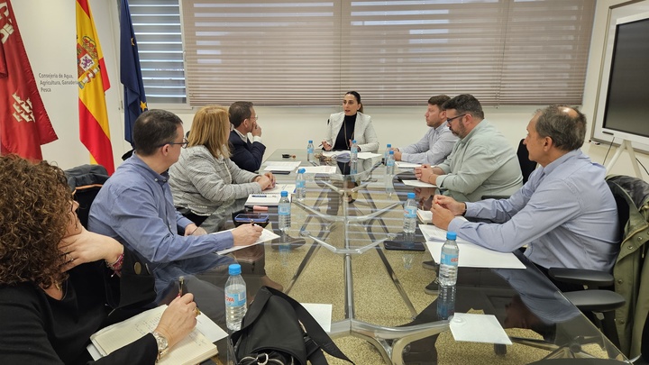 La consejera Sara Rubira durante la reunión con las cofradías de pescadores de la Región de Murcia