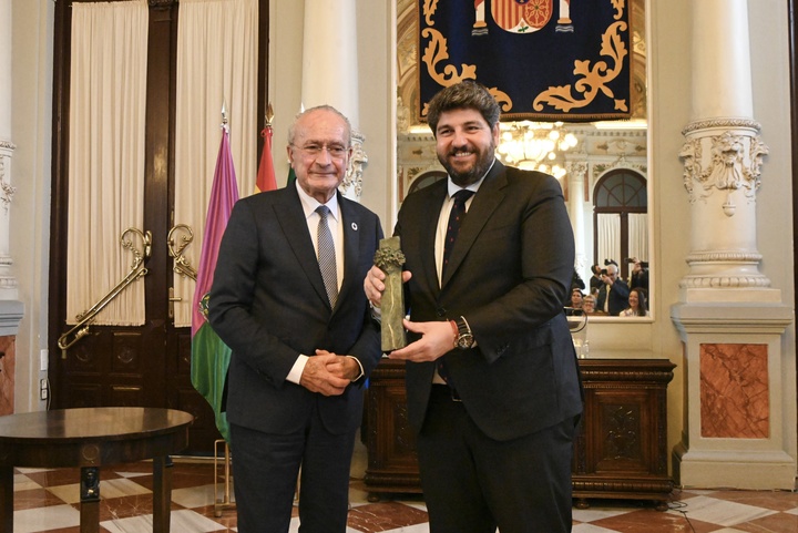 El presidente de la Región de Murcia, Fernando López Miras, recoge la Biznaga Territorio de Honor del Festival de Málaga 2025.