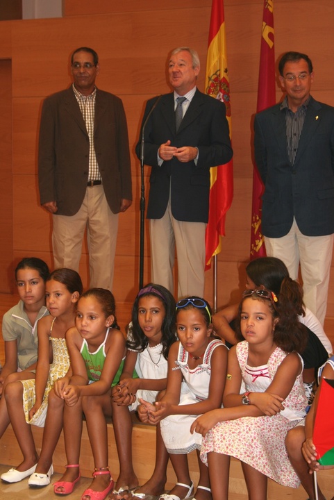 El presidente de la Comunidad, Ramón Luis Valcárcel, recibe a una delegación de los niños saharauis que pasan sus vacaciones en la Región de Murcia (1)