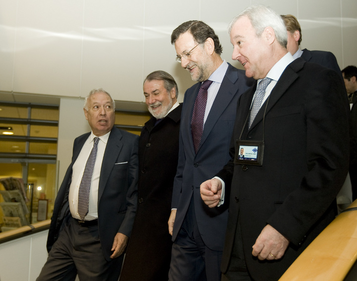 El presidente Valcárcel asiste en la sede del Parlamento Europeo, en Bruselas, a la inauguración de una sala que lleva el nombre de la excomisaria Loyola de Palacio