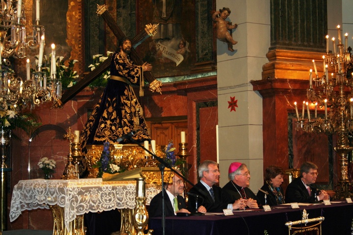 El presidente Valcárcel en el Congreso Nacional de la Advocación de Jesús Nazareno, en la iglesia de la Caridad de Cartagena.