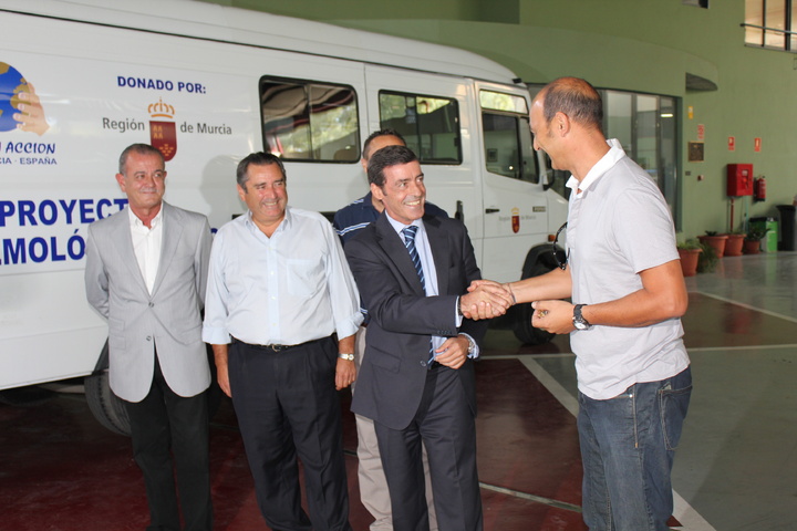 Donación de un microbús del Parque Móvil Regional a la ONG Azul en Acción (I)