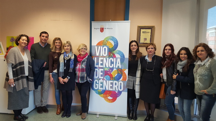 Familia incorpora a dos alumnas en prácticas de Trabajo Social para ayudar a las mujeres víctimas de violencia de género