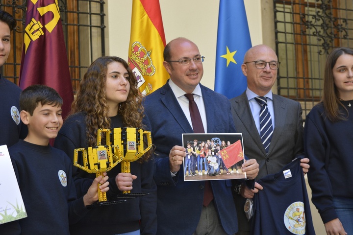 El presidente de la Comunidad, Pedro Antonio Sánchez, recibió hoy en el Palacio de San Esteban al equipo Electronic Falcons de Murcia (2)