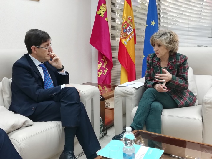 El consejero de Salud, Manuel Villegas, junto a la ministra de Sanidad, Consumo y Bienestar Social, María Luisa Carcedo