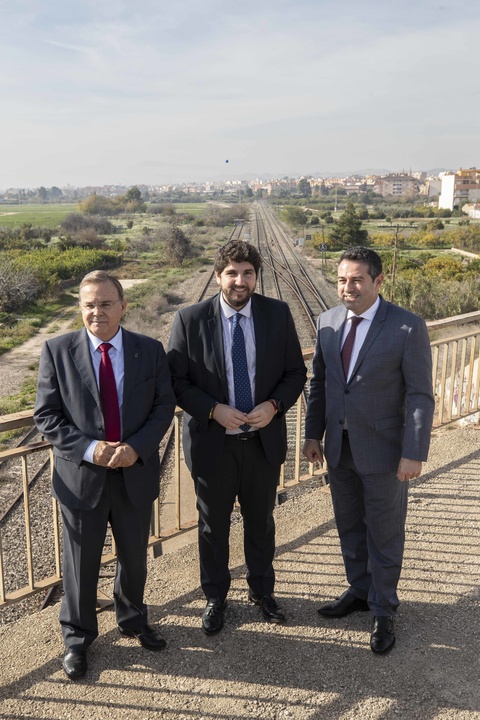 El presidente de la Comunidad, Fernando López Miras, firma el convenio de colaboración para la financiación del estudio informativo para la construcción de la variante sur de Alcantarilla (4)