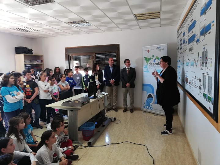 Beatriz Moreno, jefa de la planta depuradora de las Torres de Cotillas, explica a los alumnos el proceso de la regeneración del agua urbana