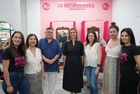 La consejera de Política Social, Familias e Igualdad, Conchita Ruiz, durante su visita a la tienda de segunda mano 'La Recuperadora' de Proyecto ...