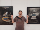 Fotografía de Antonio Tapia con dos de sus obras de la exposición 'Alas'.