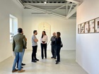 Imagen de la vista de la consejera de Turismo, Cultura, Juventud y Deportes, Carmen Conesa, al montaje de la exposición del colectivo Fuentesal Arenillas...