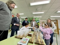 EL consejero de Educación, Formación Profesional y Empleo, Víctor Marín, visitó la Semana Cultural del Colegio El Mirador (San Javier), junto con el alcalde de la localidad, José Miguel Luengo.