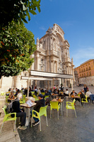 La plaza del Cardenal Belluga de Murcia, punto de encuentro y aperitivos para numerosos visitantes.