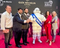 La consejera Carmen Conesa, el director del Instituto de Turismo, el jefe de cocina González Conejero, representantes de Michelin y 'Bibendum'.