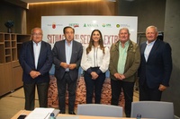Imagen de la consejera  Sara Rubira con los representantes nacionales de COAG, ASAJA, UPA, y Cooperativas de España con los que se ha reunido para...