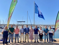 Representantes regionales, locales y del puerto Juan Montiel, tras el izado de la bandera azul en el Puerto Juan Montiel de Águilas.