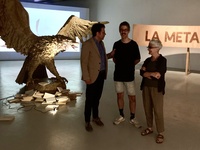 Imagen del director general del instituto de las Industrias Culturales y las Artes, Manuel Cebrián, con el artista y la comisaria de la exposició...