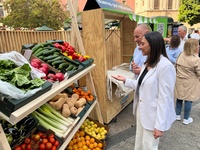 La consejera Sara Rubira en el mercadillo de productos ecológicos que se ha instalado este miércoles en la Plaza de Santo Domingo de Murcia 