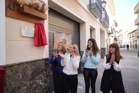 La consejera de Política Social, Conchita Ruiz, junto con la alcaldesa de Cehegín, Alicia del Amor, durante la inauguración de la vivienda tutelada...