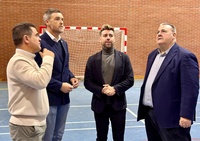 El director general de Deportes, Fran Fernández (2d) y el alcalde de Caravaca de la Cruz, José Francisco García (2i), durante la visita al pabell...