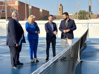 Visita del director general de Deportes y el alcalde de La Unión a la pista de tenis remodelada.