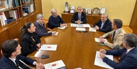 Consejeros del Gobierno regional y representantes de la CHS, entre ellos, su presidente, en la reunión celebrada esta mañana.