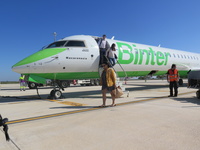 Llegada de pasajeros en un vuelo de Binter.