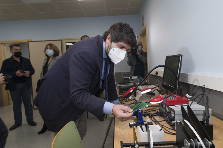 El presidente de la Comunidad visita el Instituto de Enseñanza Secundaria Miguel de Cervantes de Murcia