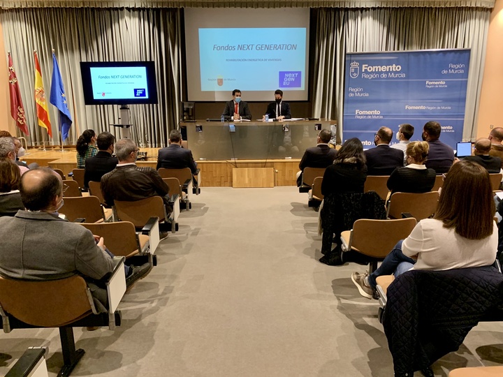 El consejero de Fomento e Infraestructuras, José Ramón Díez de Revenga, y el director general de Vivienda, José Francisco Lajara, durante la jornada en la que han informado a los ayuntamientos del reparto de fondos Next Generation destinados a la rehabilitación energética de los edificios y barrios de los municipios