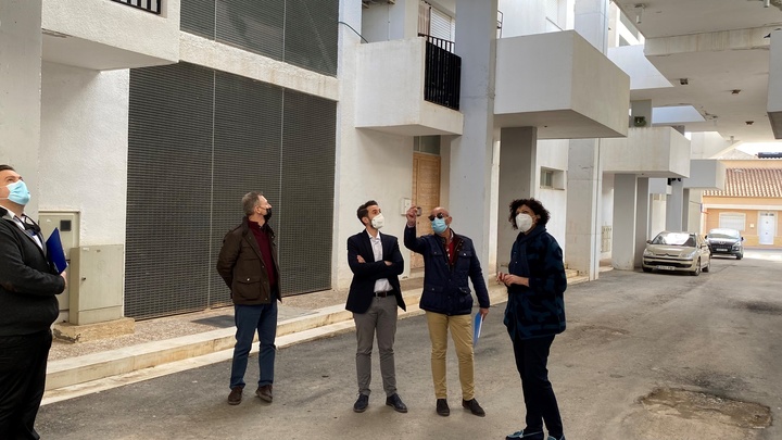 El director general de Vivienda, José Francisco Lajara, y la alcaldesa de Puerto Lumbreras, María Ángeles Túnez, durante su visita a las obras en las viviendas sociales del municipio