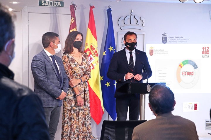 De iqda a drcha,:el director general de Emergencias, Antonio Luis Mula; la secretaria general de Transparencia, Seguridad y Emergencias, Elena García Quiñones: y el consejero de Transparencia, Seguridad y Emergencias, Antonio Sánchez Lorente.