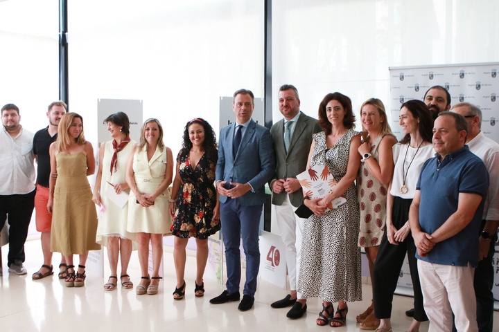 El consejero de Presidencia, Turismo, Cultura y Deportes, Marcos Ortuño, y el director general de Juventud, José Manuel López, junto con representantes de las escuelas de formación y técnicos de la Dirección General de Juventud