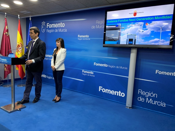 El consejero de Fomento e Infraestructuras, José Ramón Díez de Revenga, acompañado con la directora general de Movilidad, Marina Munuera, durante la rueda de prensa de balance de las ayudas para la transformación del sector del transporte (1)