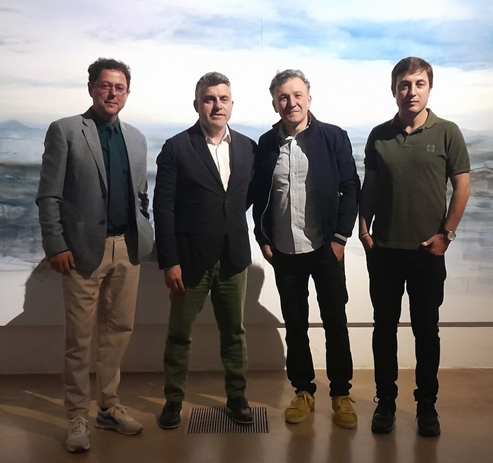 (De izquierda a derecha) El director general del ICA, Manuel Cebrián; el secretario general de la Consejería, Juan Antonio Lorca; el artista Nicolás de Maya y el comisario de la exposición; Sema D´Acosta, en la visita al montaje de la muestra `Conticinio´.