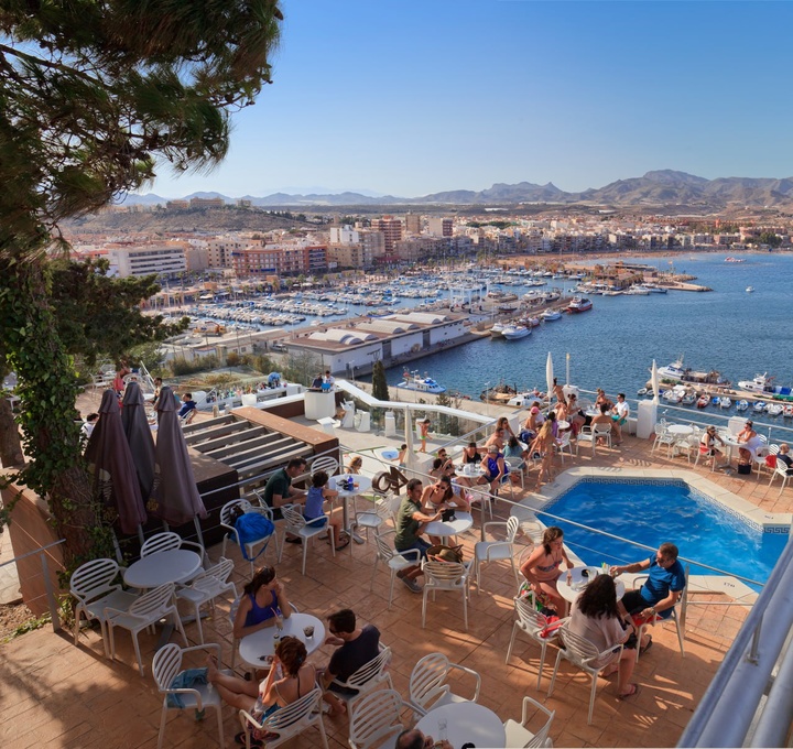 Imagen de archivo de turistas en una terraza de la Costa Cálida.