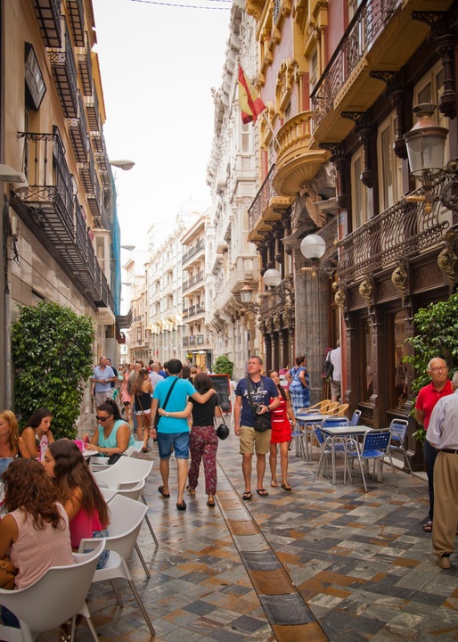 Turistas recorren la calle Mayor de Cartagena en una imagen de archivo.