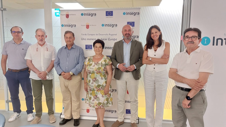 Representantes de la Fundación Integra Digital y de la Real Academia de Medicina y Cirugía de la Región de Murcia, en la firma del convenio de colaboración.