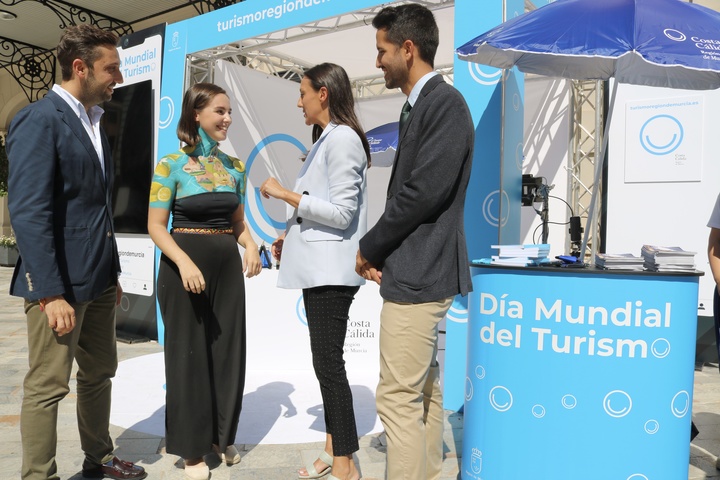 La consejera de Turismo, Carmen Conesa (2d), visitó en la plaza de Romea las actividades organizadas con motivo del Día del Turismo.