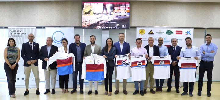 La consejera Carmen Conesa, junto con los representantes de los municipios por los que pasa la carrera K90 y la Fundación Camino de la Cruz.