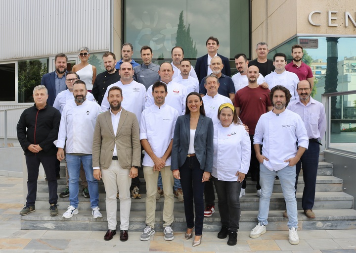 La consejera Carmen Conesa, con algunos de los cocineros y sumilleres que estarán presentes en San Sebastián.