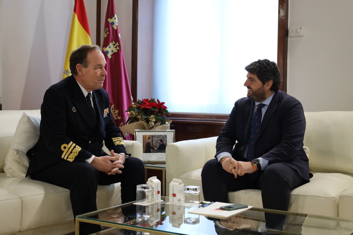 El presidente de la Comunidad, Fernando López Miras, recibe al nuevo Almirante de Acción Marítima, Victoriano Gilabert