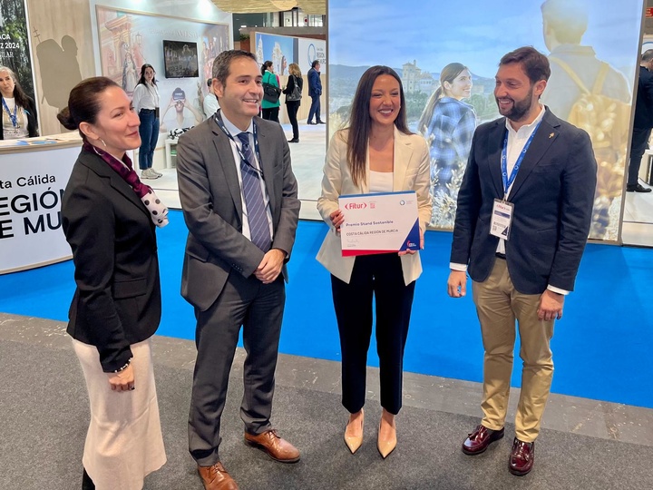 La consejera Carmen Conesa, con la acreditación del premio al 'mejor estand sostenible' en Fitur.