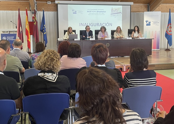 El consejero de Salud destaca en el Congreso Nacional de Bioética las medidas puestas en marcha por el SMS para abordar la cronicidad