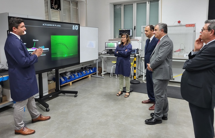 El consejero de Medio Ambiente, Universidades, Investigación y Mar Menor, Juan María Vázquez, durante su visita a las instalaciones del Centro Universitario de la Defensa en San Javier.