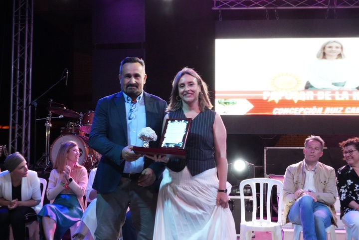 La consejera de Política Social, Conchita Ruiz, recibe el galardón 'Popular 2024' de la Asociación de vecinos de La Hoya (1)